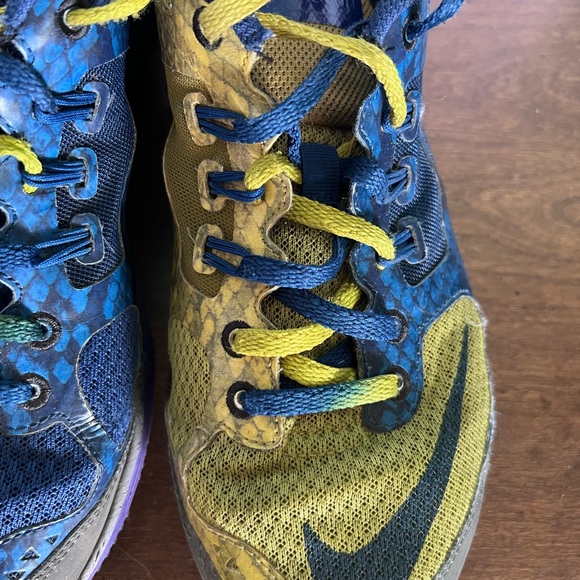 Women’s Nike two tone athletic shoe - Picture 7 of 7